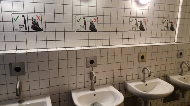 A kézmosást meg akkor a piszoárban kell elvégezni vagy mi?!
