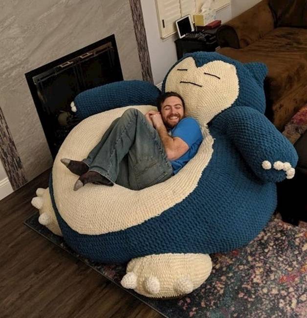 Egy barátjától kapta ezt a hatalmas, Snorlax-alakú ágyat.