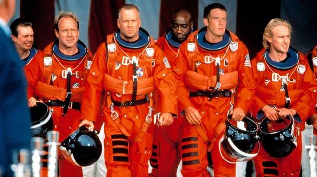 Az „Armageddon” című filmet a NASA az új alkalmazottainak képzésére használja. Feladatuk, hogy minél több valósággal ellentmondó részletet találjanak a filmben, amiből legalább 168 darab van.