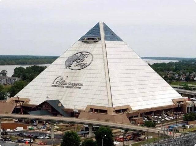 A világ 10. legnagyobb piramisa a Tennessee állambeli Memphisben található Bass Pro Shop.