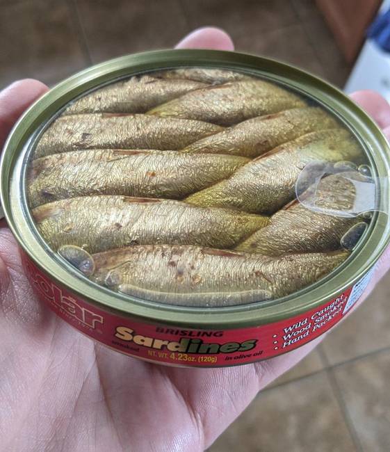Ennek a szardíniás konzervnek a fedele átlátszó, hogy a vásárló pontosan tudja, mi van benne.