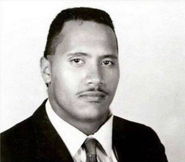 Furcsa, de Dwayne "Szikla" Johnson 16 éves korában valamiért idősebbnek tűnt, mint most.