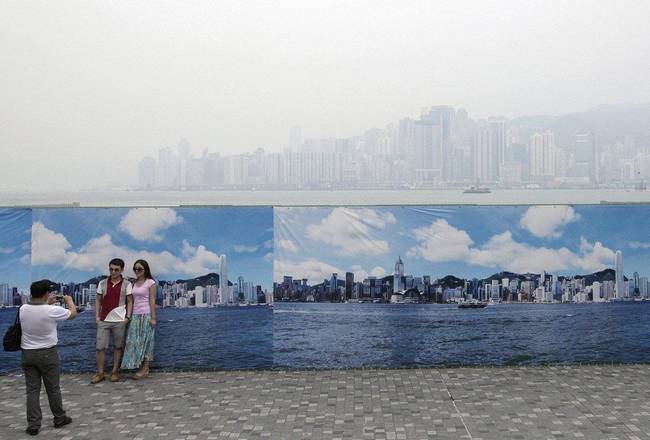 Kamu városkép Hong Kongban, mivel az eredeti nem látszik a szmogtól.