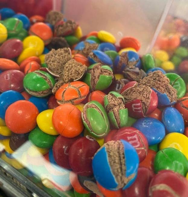 Mi történik, ha az M&M's-eket túl sokáig hagyják egy automatában.