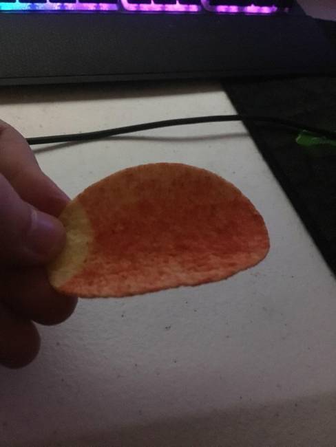 Ennek a chipsnek a szélét nem fűszerezik, hogy ne legyen piszkos a kezünk evés közben.