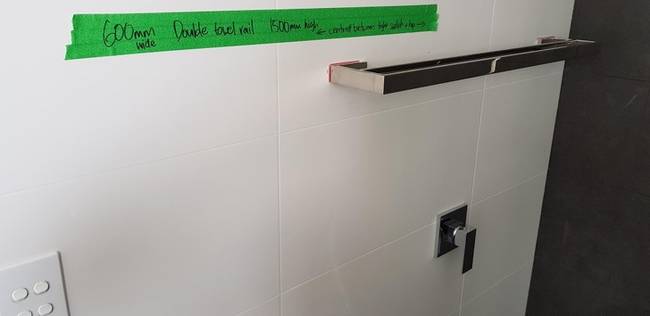 „Felújították a lakásomat, és az egyik munkás megkért, hogy ragasszak egy ragasztószalagot oda, ahová a törülközőtartót szeretném."
