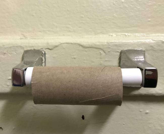 „Alapból kényelmetlen WC-re menned egy barátodnál, de még rosszabb, amikor rájössz, hogy elfogyott a WC-papír, és már nincs visszaút, mert átlépted a kritikus határt."