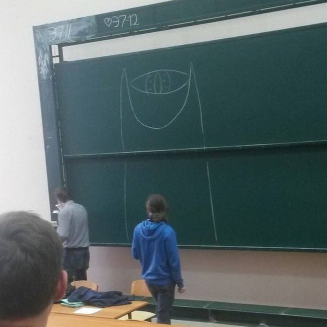Ez a matektanár tudja, hogy Szauron mindent látó szeme mellett esélye sincs puskázni a diákoknak.