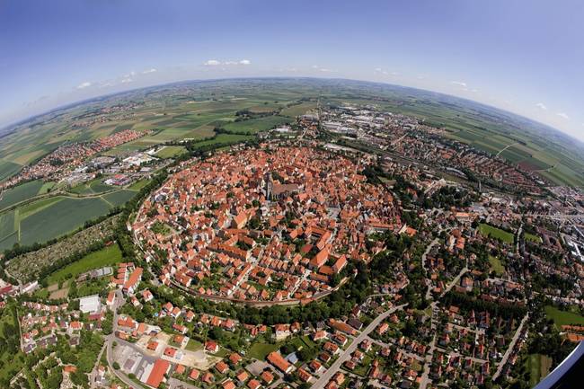 Egy bajorországi kis település, Nördlingen, melynek központja egy körülbelül 14 millió évvel ezelőtt földbe csapódó meteorit kráterében található.