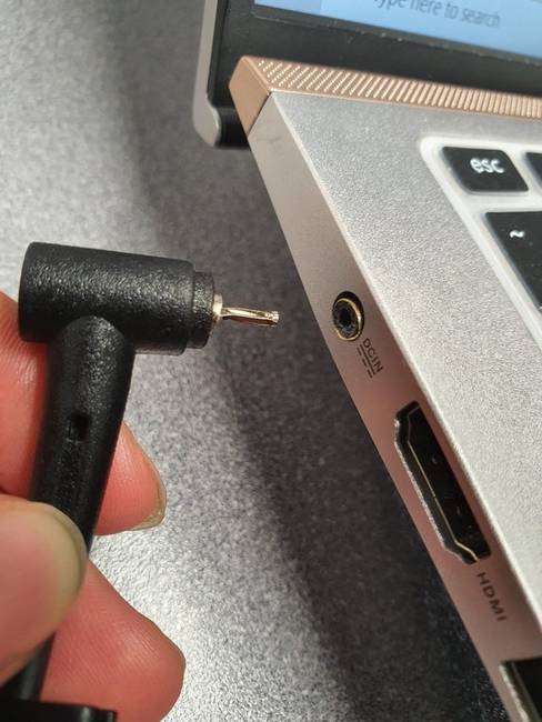 „Az elkövetkezendő 2 hétben 4 vizsgám van, erre ma a tápkábelem külső borítása beleszakadt a laptopomba."