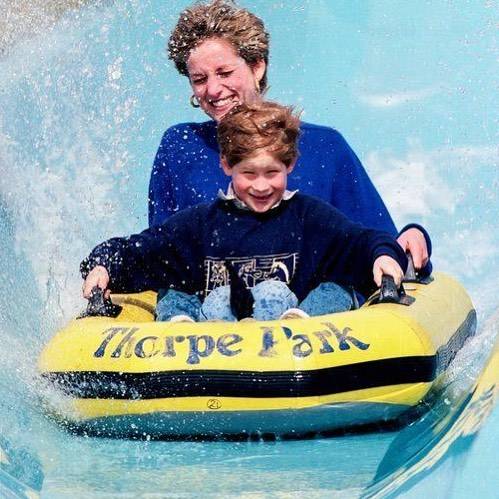 Diána hercegné és Harry herceg egy vidámparkban, 1992-ben.