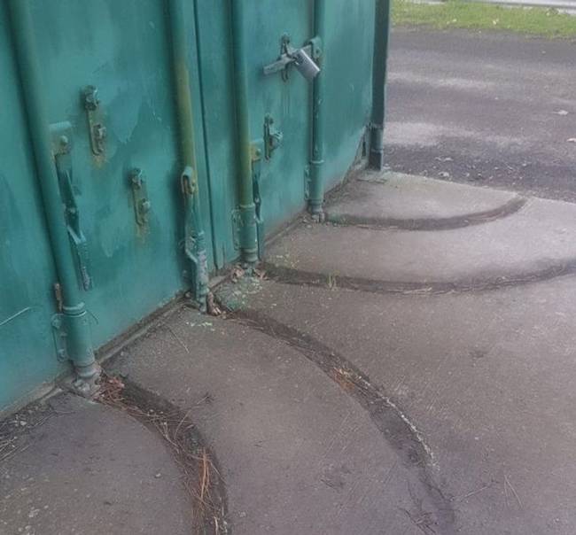A konténer ajtajának nyitása szépen lassan lyukat vájt a betonba.