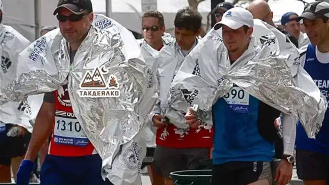A maratoni versenyek után a futók egy fóliára hasonlító takarót kapnak. Ez nem más, mint az izotermikus mentőtakaró.