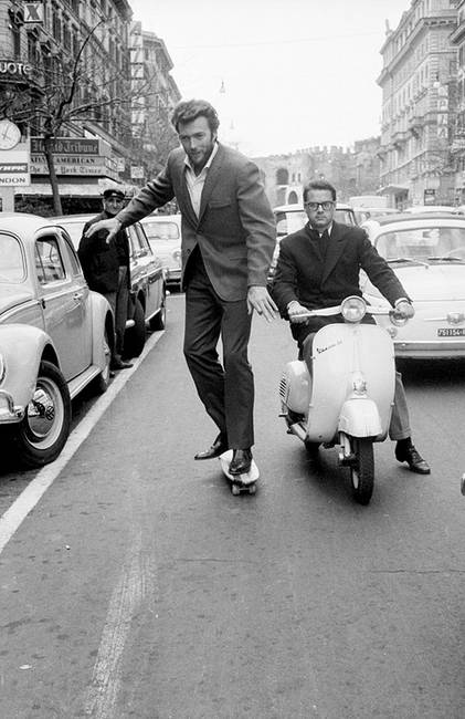 Rómában gördeszkázó Clint Eastwood, 1965-ben.