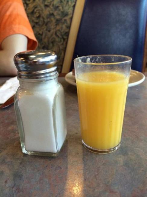 Amikor a gyerkőcödnek egy kis pohár juice-t rendelsz és ezt kapod. A gyerekem nem manó, s*ggfej! 😀