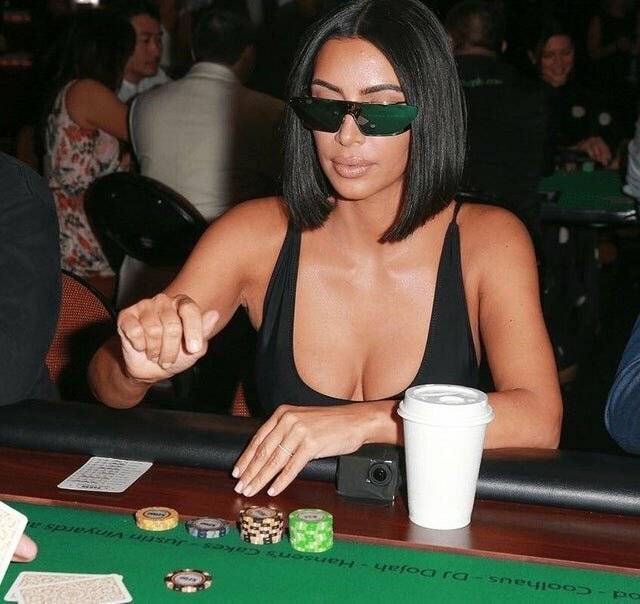 Figyelj, és tanulj: Kim Kardashian tükröződő lencséjű szemüvegben ülte le pókerezni.