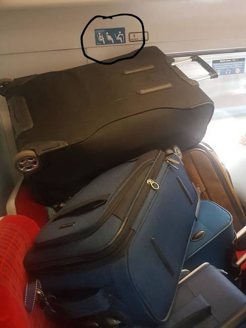 Ezek az emberek úgy döntöttek, hogy csomagtartónak használják a speciális üléseket.