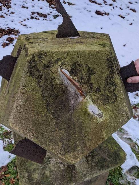 „Mi ez a furcsa beton építmény, amit séta közben találtam?"