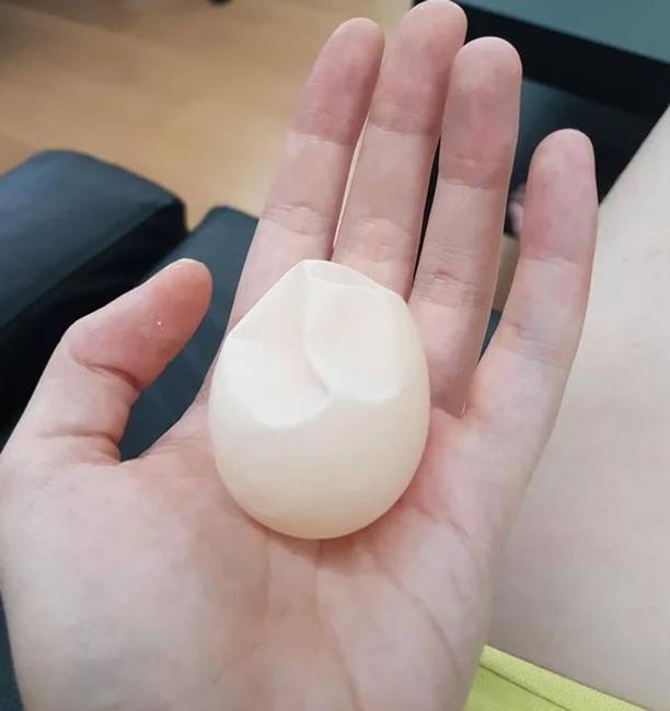 Amikor a kalciumhiányos csirke tojást rak, a tojás héja olyan, mint a papír.
