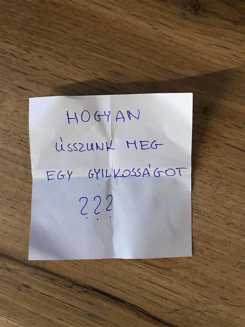 „Munka közben tanácsoltak egy krimi sorozatot, én pedig felírtam a címét egy papírra, majd teljesen megfeledkeztem róla. Tegnap kimostam a nadrágomat, és mindent kiszedtem a zsebéből…ma a férjem ezt a találta a fürdőszoba padlóján. Pánik van.”