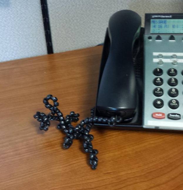 „Ma van az első napom az új munkahelyemen. Nézd ezt a telefonkábelt!"