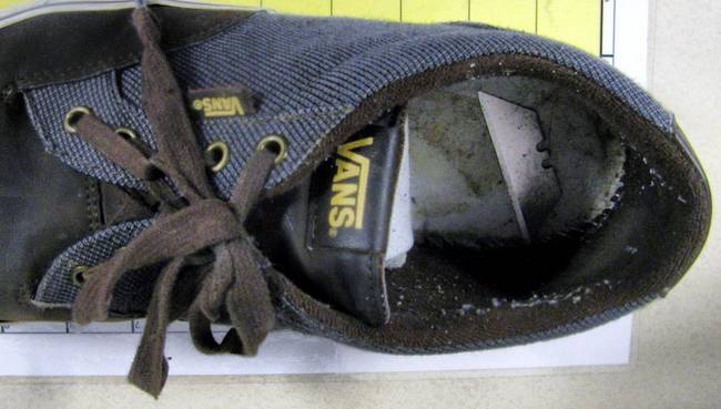 Most már tudod, hogy miért kell olykor levenned a cipődet a reptéri ellenőrzéskor - van, aki például pengét csempészik a talpában.
