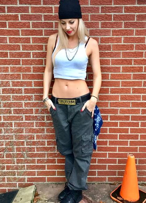 És egyidősek Gwen Stefani nagy slágerével, a Hollaback Girl című számmal.