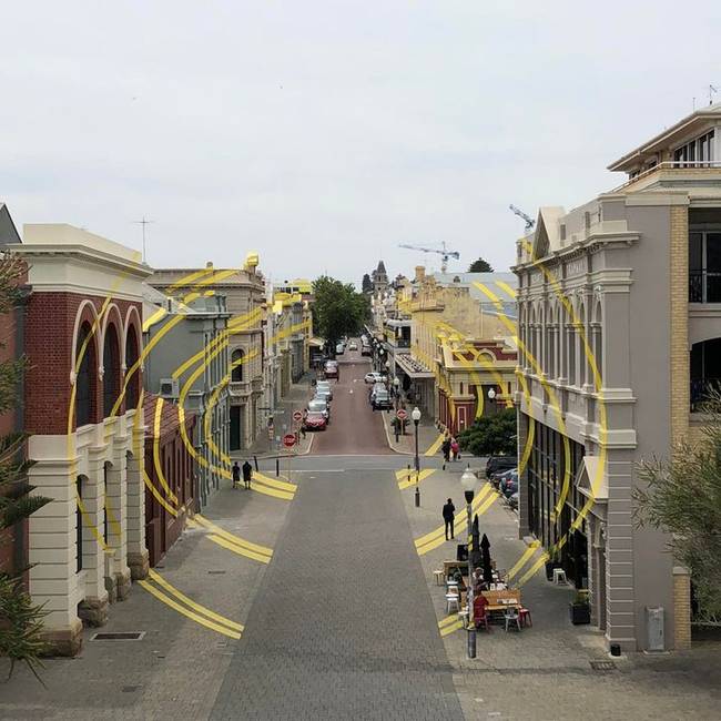 Fremantle egyik utcáján az épületekre optikai csalódás van festve.