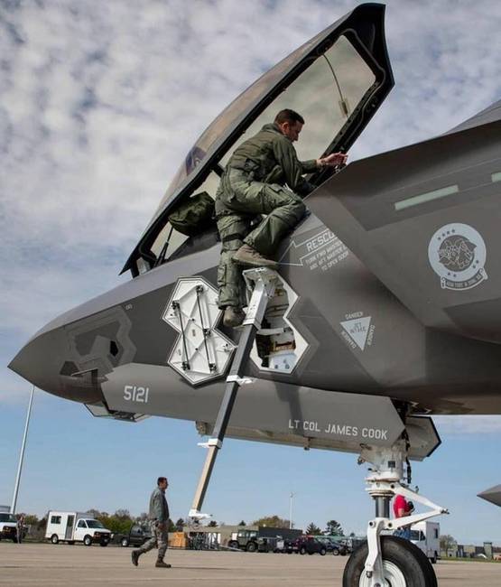 Beépített pilótalétra egy F-35-ös vadászgépen.