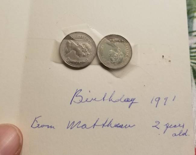 „A nagymamám nemrég elhunyt, édesanyám pedig megtalálta ezt a képeslapot, amiben 2 éves koromban adtam 10 centet adtam a nagyinak, ő pedig egész életében őrizgette.”