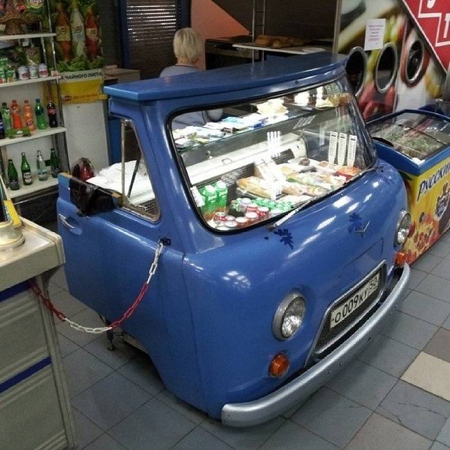 UAZ teherautóból készített pult egy kisboltban.