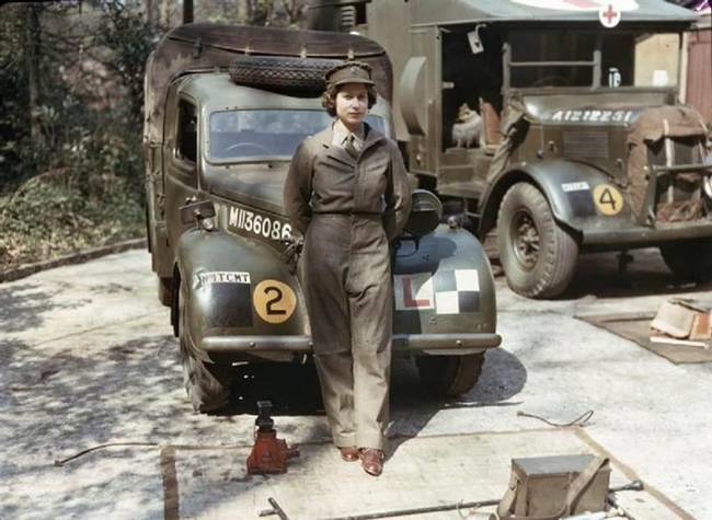 A 18 éves II. Erzsébet brit királynő, 1945-ben.