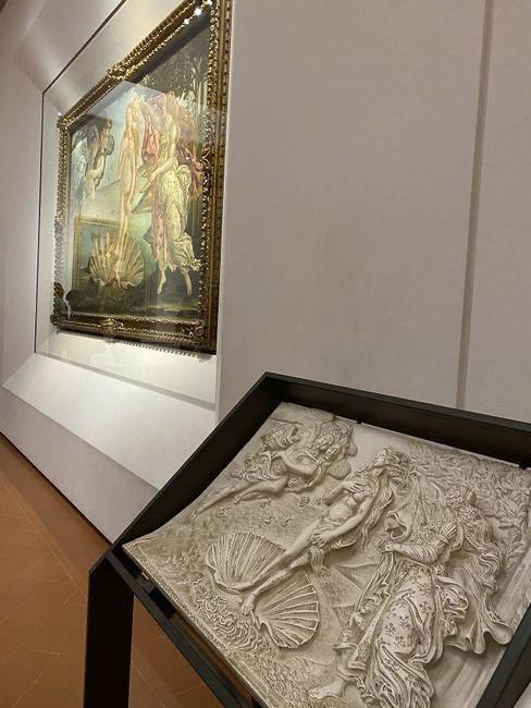 A firenzei Uffizi Galériában a festmények háromdimenziós, tapogatható változata is megtalálható, hogy a látássérült látogatók is élvezhessék a művészetet.