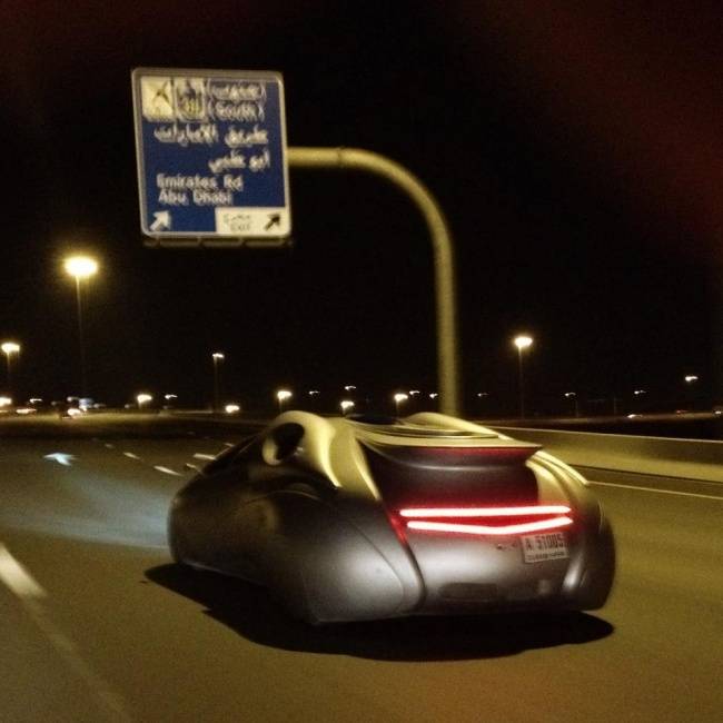 Neem, ez nem egy jármű az Én, a robot című sci-fi moziból, ez csak egy autó a dubaji autópályán.