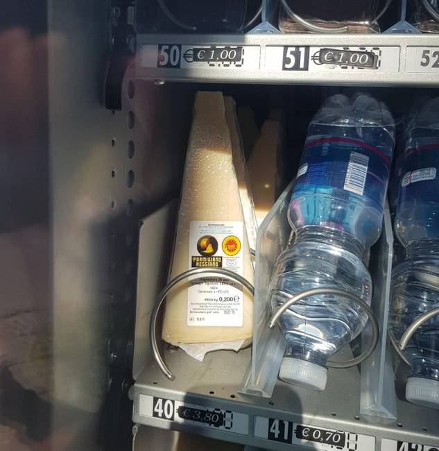 Itt még az üdítőautomatákban is lehet parmezán sajtot kapni.