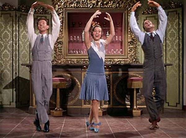 Gene Kelly annyira leszidta Debbie Reynolds-ot az „Ének az esőben” című film táncos jelenetének forgatása közben, hogy a színésznő a zongora alá bújt sírni.