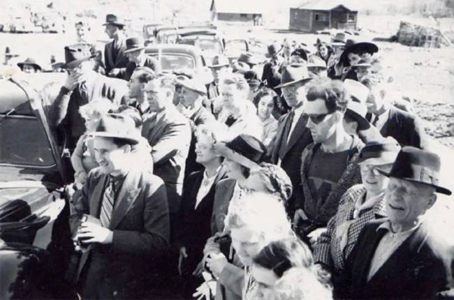 A South Forks híd újbóli megnyitása Gold Bridge-ben, British Columbiában (1941). A fénykép a Bralorne Múzeum "Az ő múltbeli életük itt" című kiállításán szerepel.