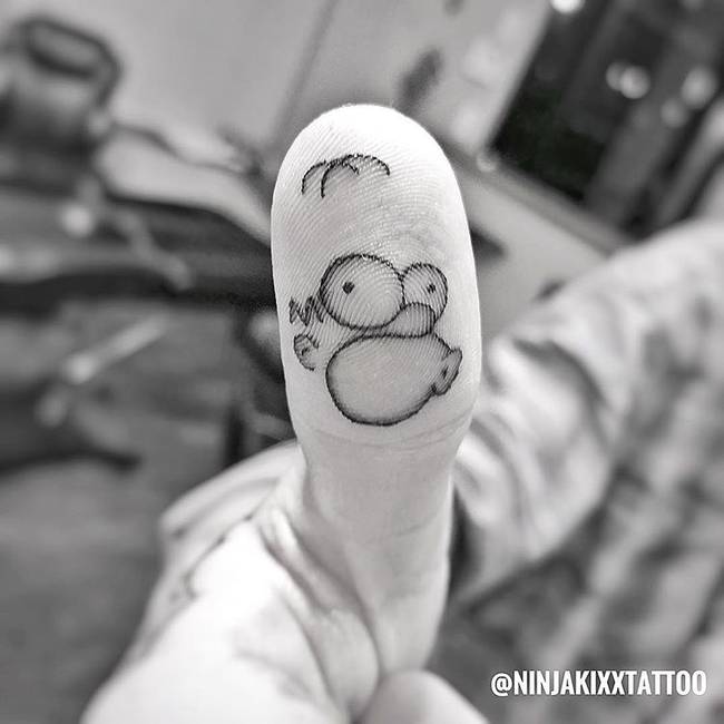 A hüvelykujj formája annyira hasonlít Homer Simpson fejéhez, hogy kár lett volna kihagyni ezt a ziccert.