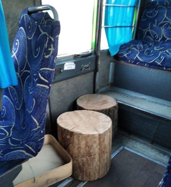 Amikor nincs elég ülőhely. a buszon.