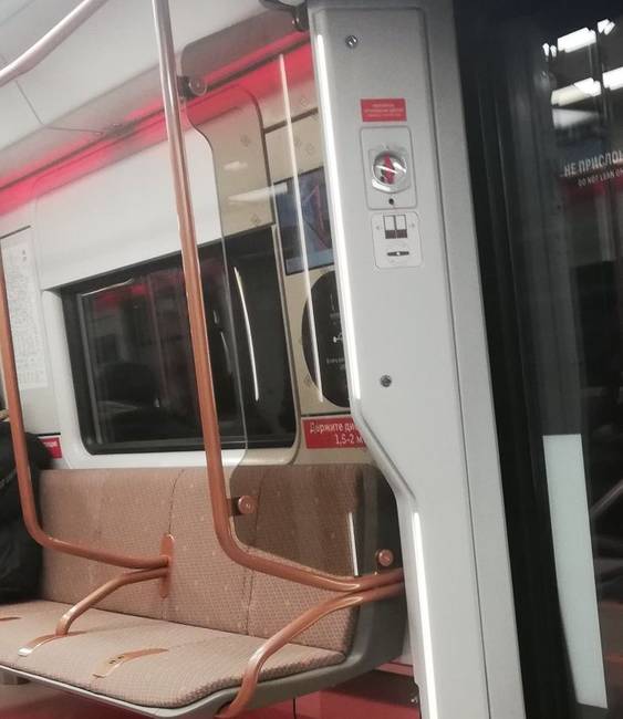 Reméljük, hogy a tervező díjat kap ezért a megoldásért, amivel végre nem kell elviselni az ülve utazó embereknek, hogy az ajtóban álló idegenek az arcukba tolják a feneküket.