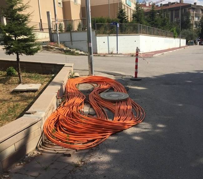 Három héttel ezelőtt egy kotrógép megsértett egy 96 eres vezetéket. Azóta 136 ezer embernek nincs internete a környéken.