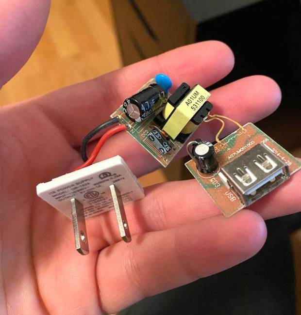 Ha valakit érdekelne, hogyan néz ki egy USB-s töltő belseje.