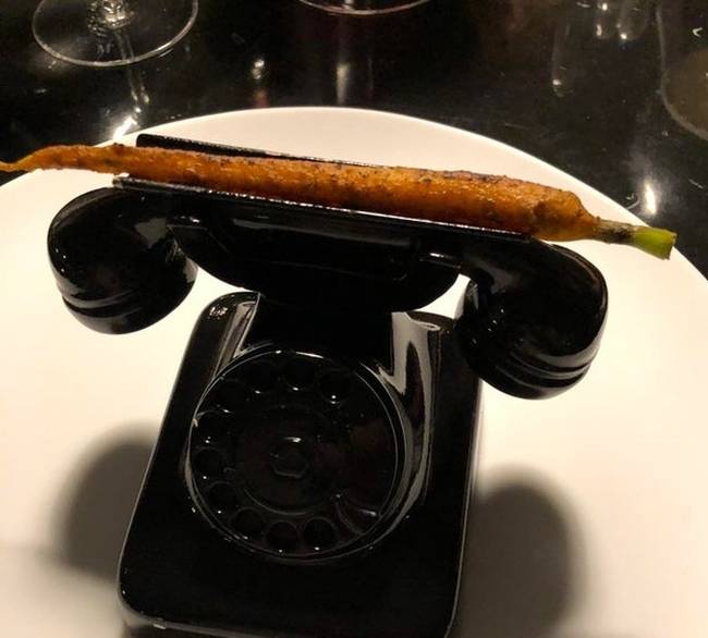 „A pincér felszolgált nekem egy magányos sárgarépát, egy telefonon."