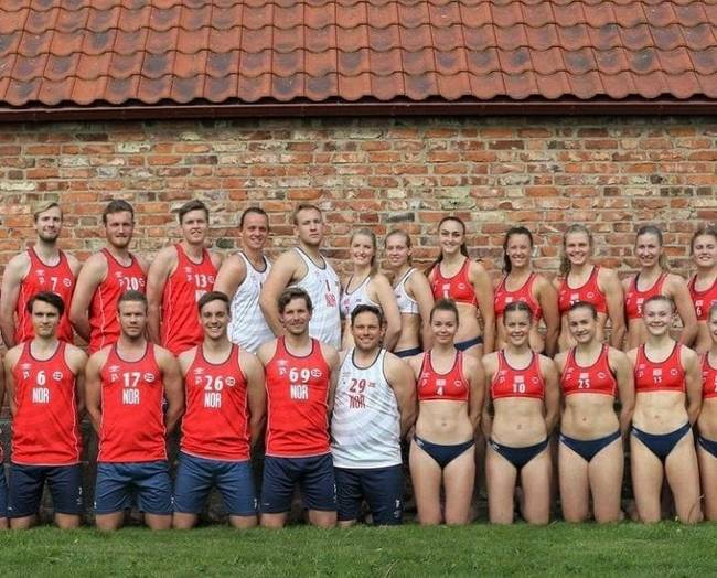 A férfi és női strandkézilabda csapat meze közötti különbség.
