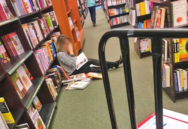 „Valaki csak azért lepakolta a könyveket a padlóra, hogy egy kamu könyvtárban-olvasós fotót készítsen magáról az Instagramra...”