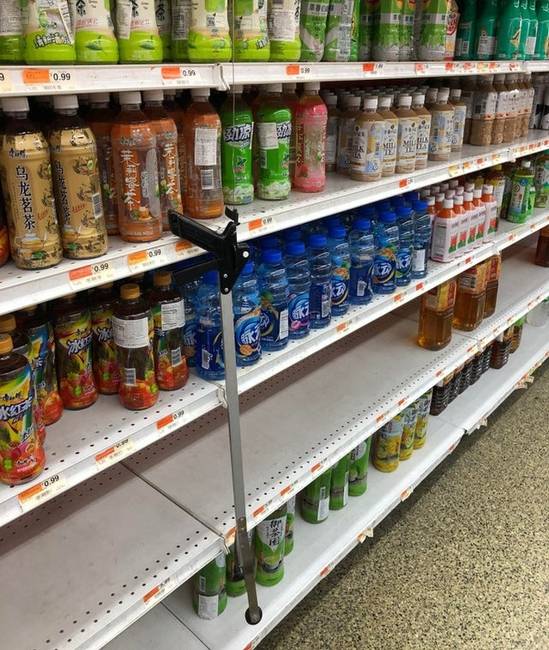 Ebben a szupermarketben minden soron található egy eszköz, mellyel a vásárlók könnyedén elérhetik a felső polcokon lévő termékeket.