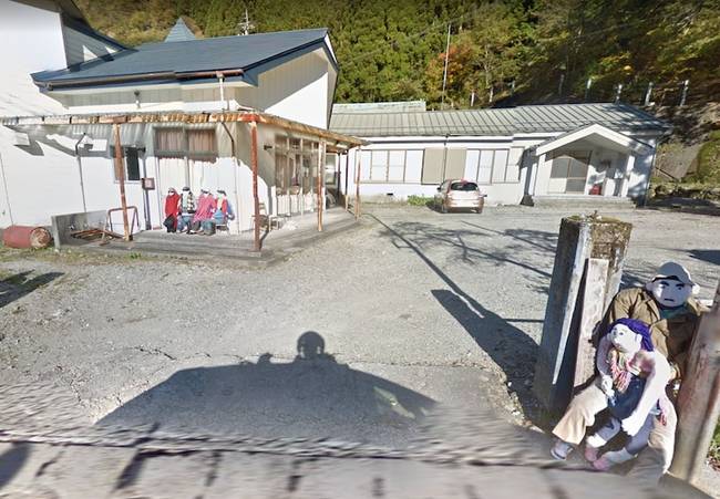 A japán nyugdíjas, Ayano Tsukimi úgy próbálja „benépesíteni" a mára teljesen elhagyatott szülőfaluját, hogy életnagyságú babákkal helyettesíti az embereket.
