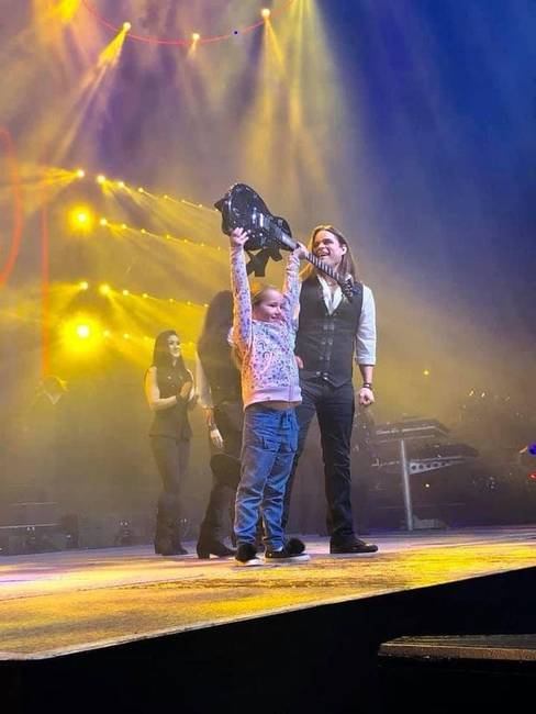 „Elhoztam a lányomat élete első rockkoncertjére, és egy dedikált gitárt kapott a zenekartól."