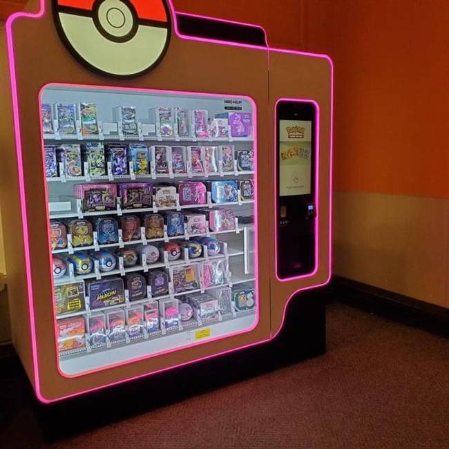 A Pokémon rajongók gyűjthető kártyákat és egyéb tematikus kellékeket vásárolhatnak az ilyen speciális automatákból.