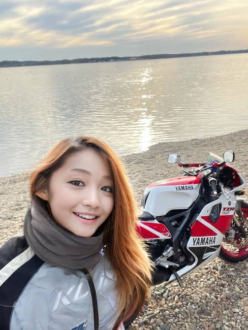 A lány rajong a motorkerékpárokért, és rendszeresen meg is osztja a kirándulásain készített képeit a követőivel, melyeken rendszerint büszkén pózol a Yamaha motorkerékpárja mellett.